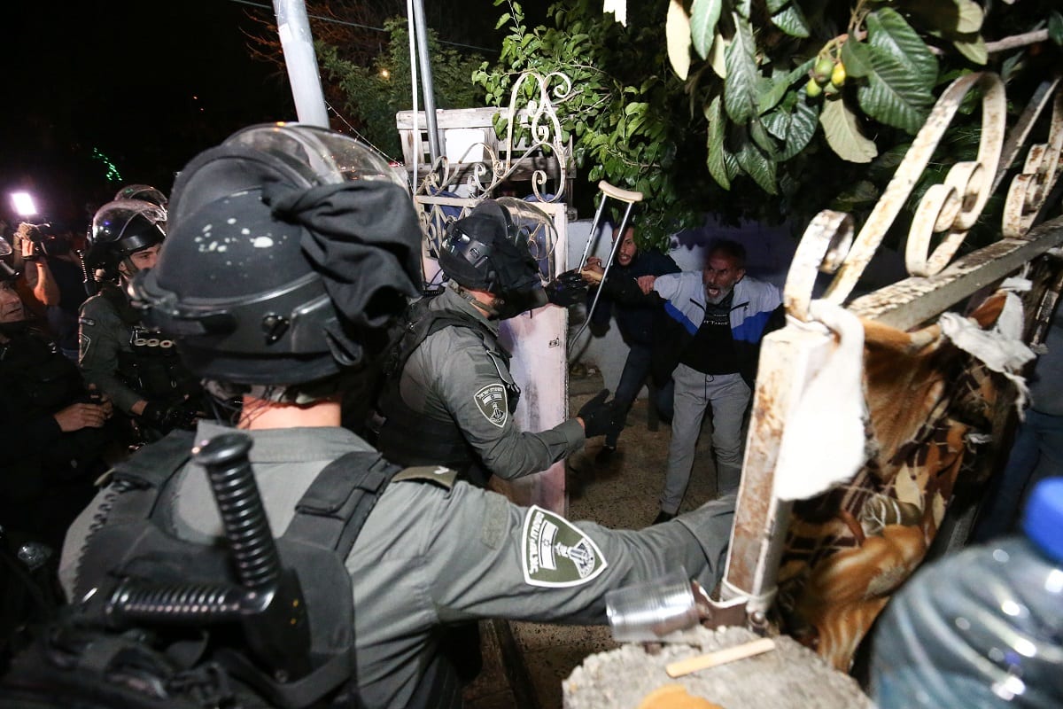 Forças israelenses invadem uma casa palestina e levam dois residentes em custódia, à medida que continuam protestos contra o plano da ocupação de expulsar famílias do bairro árabe de Sheikh Jarrah, para substituí-las por colonos ilegais, em Jerusalém Oriental, 6 de maio de 2021 [Mostafa Alkharouf/Agência Anadolu]