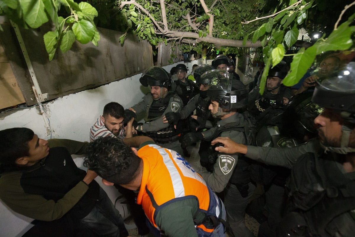 As forças de ocupação israelenses atacaram uma casa em Sheikh Jarrah em 13 de maio de 2021 [Mostafa Alkharouf]