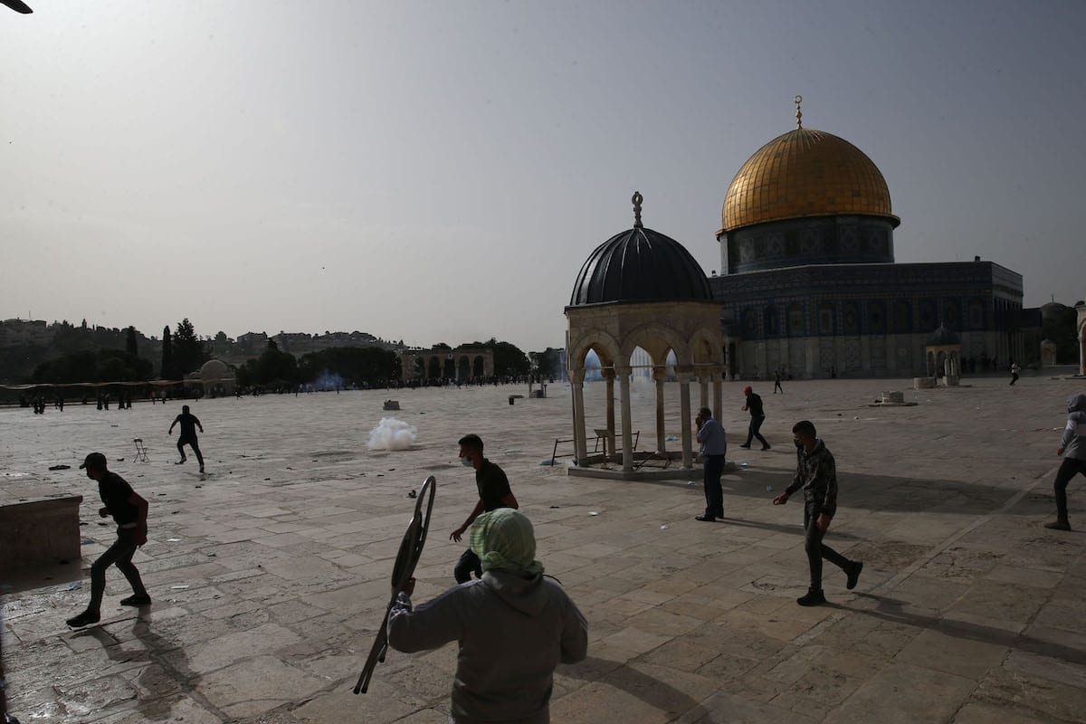 A polícia israelense intervém nos palestinos, que estavam de guarda para impedir que judeus fanáticos invadissem o Complexo Masjid al-Aqsa, em Jerusalém Oriental, em 10 de maio de 2021 [Mostafa Alkharouf/Agência Anadolu]