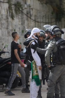 A polícia israelense prendeu jovens palestinos, que estavam de guarda e tentavam impedir que judeus fanáticos invadissem o Complexo Masjid al-Aqsa, sob custódia em Jerusalém Oriental em 10 de maio de 2021 [Agência Muath Khatib / Anadolu]