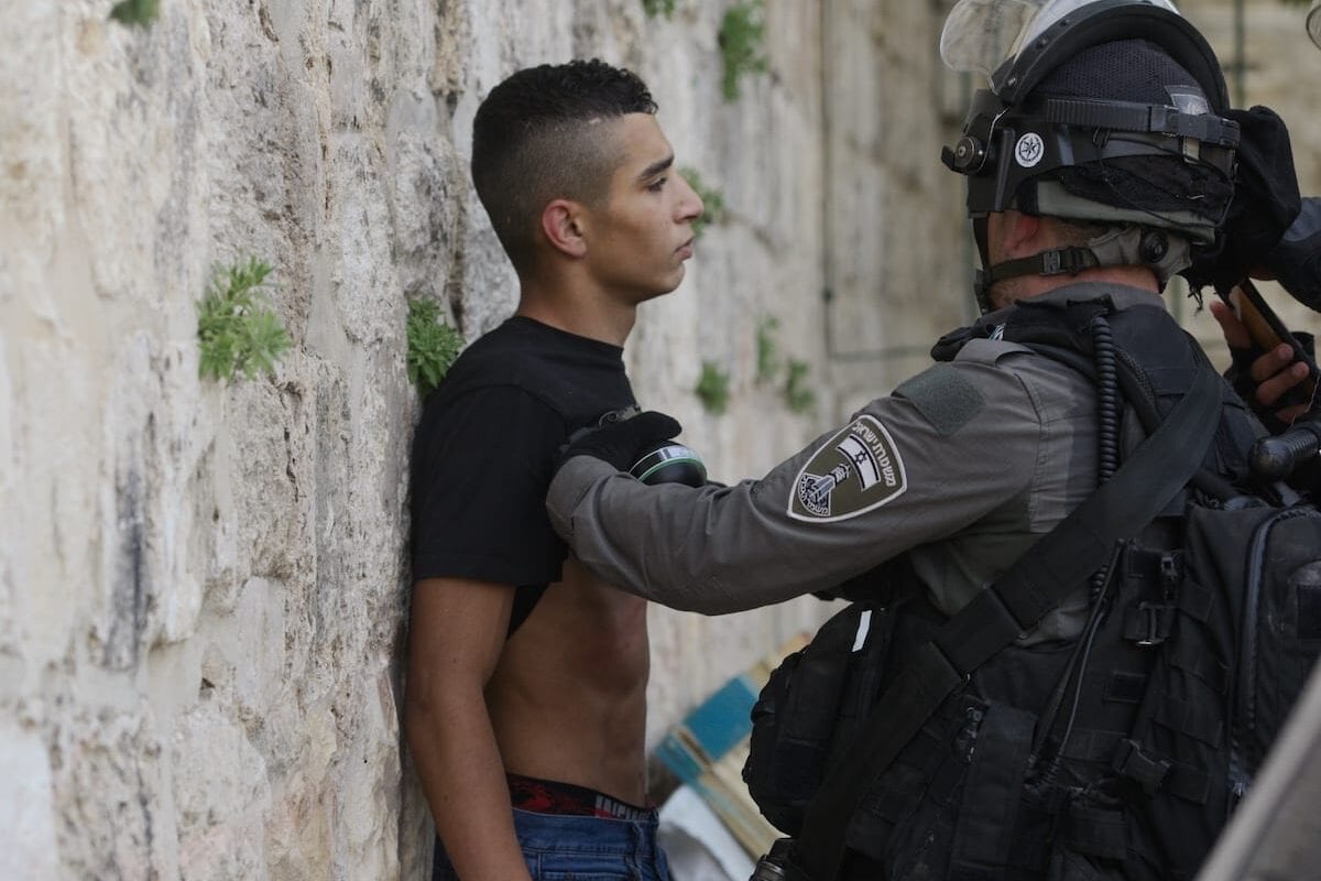 A polícia israelense prendeu jovens palestinos, que estavam de guarda para evitar que judeus fanáticos invadissem o Complexo Masjid al-Aqsa, em Jerusalém Oriental, em 10 de maio de 2021 [Muath Khatib/Agência Anadolu]