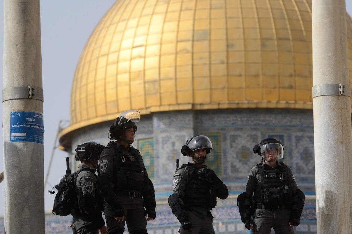 Polícia israelense cercaa mesquita e permite que judeus fanáticos ataquem o complexo Masjid al-Aqsa, em Jerusalém Oriental em 10 de maio de 2021 [Muath Khatib / Agência Anadolu]
