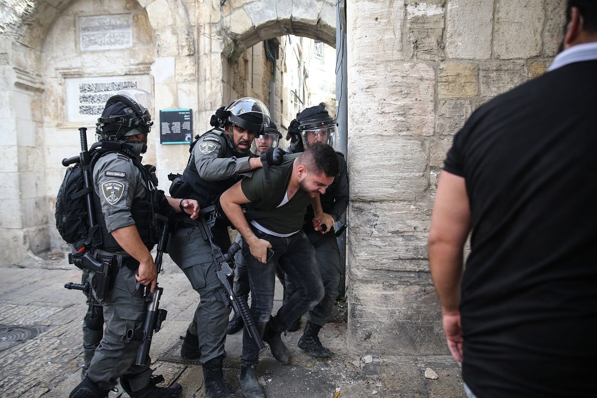 Polícia israelense ataca palestinos com gás lacrimogêneo, balas de borracha e bombas de efeito moral perto do Portão do Leão, em Jerusalém Oriental, 10 de maio de 2021 [Mostafa Alkharouf/Agência Anadolu]

