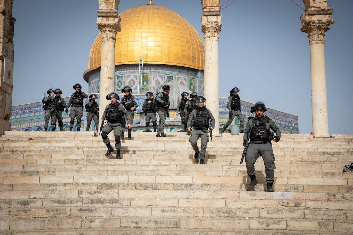 A polícia israelense usa gás lacrimogêneo, balas de borracha e granadas de choque para dispersar os palestinos que estavam no complexo da mesquita de Al-Aqsa em Jerusalém Oriental em 10 de maio de 2021 [Agência Eyad Tawil / Anadolu]
