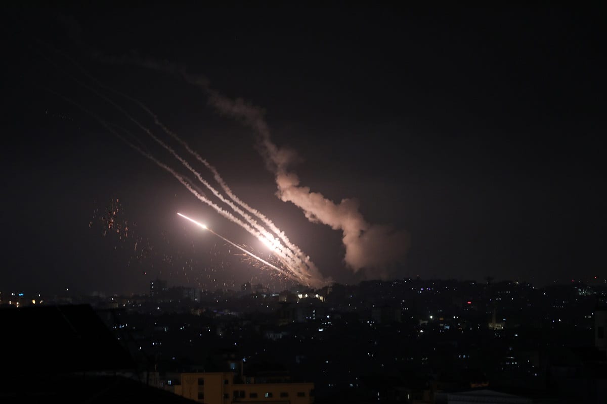 Foguetes são disparados da Faixa de Gaza para diferentes locais em Israel após o prazo para Israel retirar suas forças de segurança de Masjid al-Aqsa ter terminado em 10 de maio de 2021 [Mustafa Hassona/Agência Anadolu].