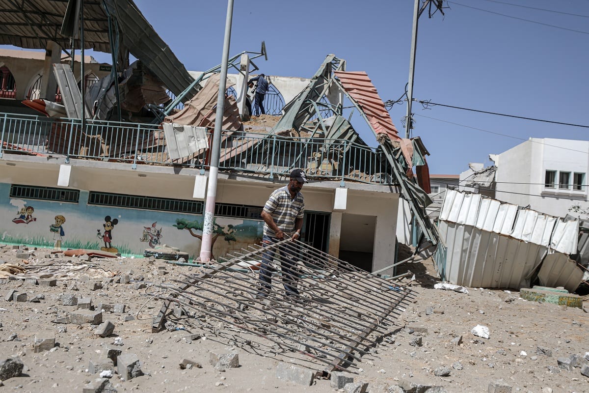 Foto da destruição de uma escola pertencente à “Al-Salah Charitable Society”, em Deir Al-Balah, no centro da Faixa de Gaza [Ali Jadallah/Agência Anadolu]
