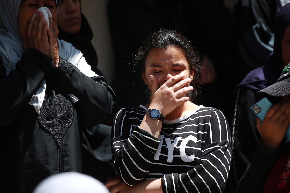 Centenas de palestinos velaram os corpos de três vítimas de balas do exército israelense na aldeia de Laban, ao sul de Nablus, Cisjordânia ocupada, 12 de maio de 2021 [Issam Rimawi/Agência Anadolu]