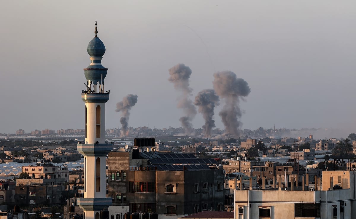 Fumaça e chamas aumentam depois que um ataque aéreo de caças israelenses atingiu uma área em Khan Yunis, Gaza, em 13 de maio de 2021 [Abed Rahim Khatib/Agência Anadolu]