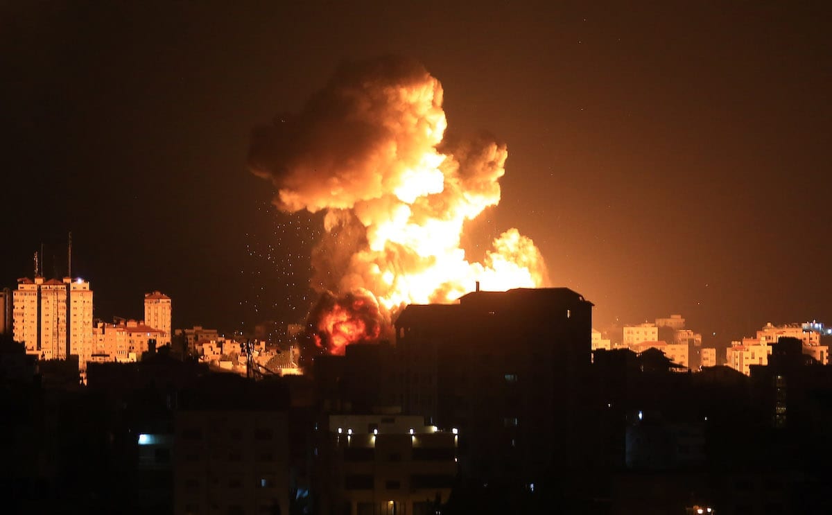 Fumaça e chamas aumentam depois que caças israelenses realizaram ataques aéreos na Cidade de Gaza, Gaza, em 13 de maio de 2021 [Ashraf Amra/Agência Anadolu]