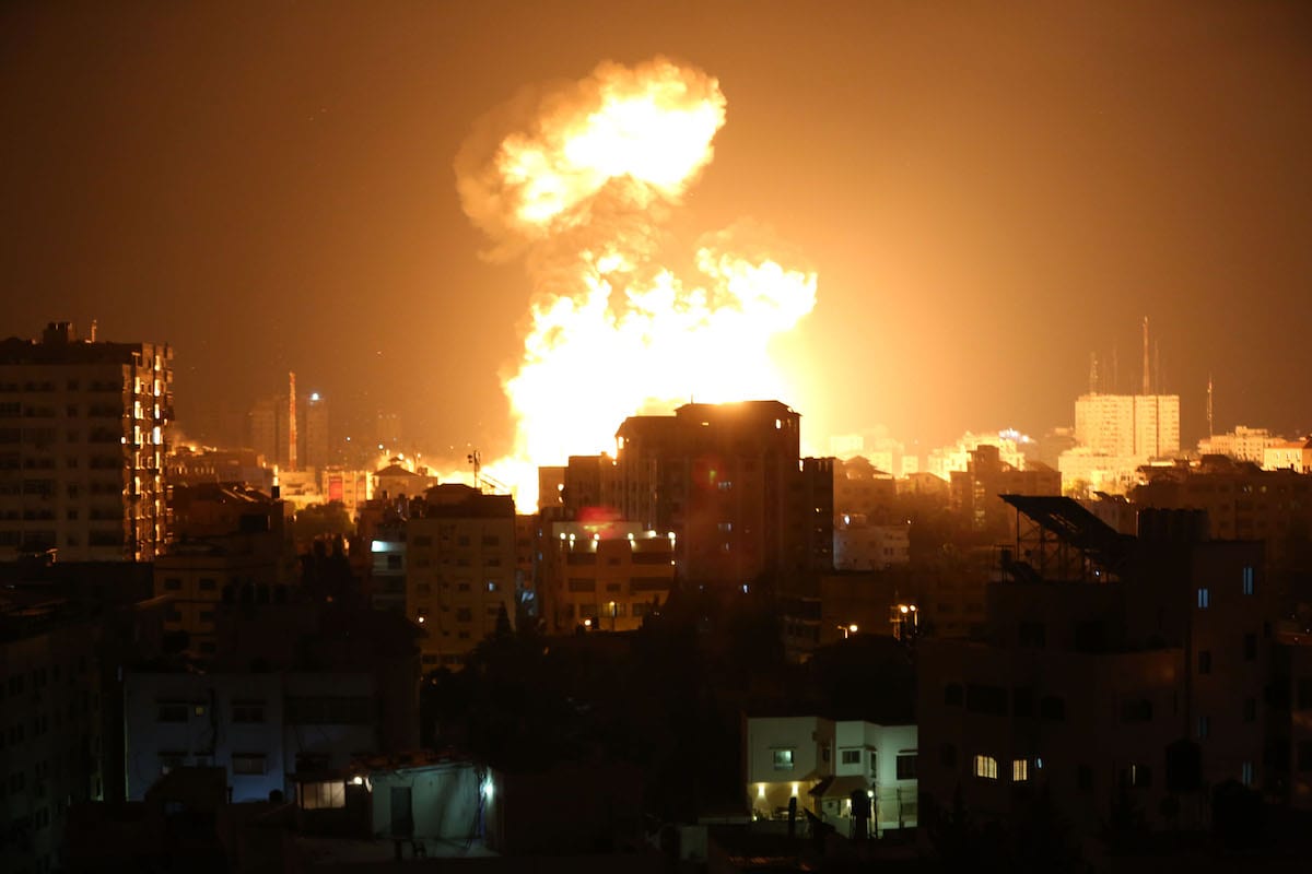Fumaça e chamas aumentam após caças israelenses conduzirem ataques aéreos na Cidade de Gaza, Gaza, em 13 de maio de 2021 [Ashraf Amra/Agência Anadolu]
