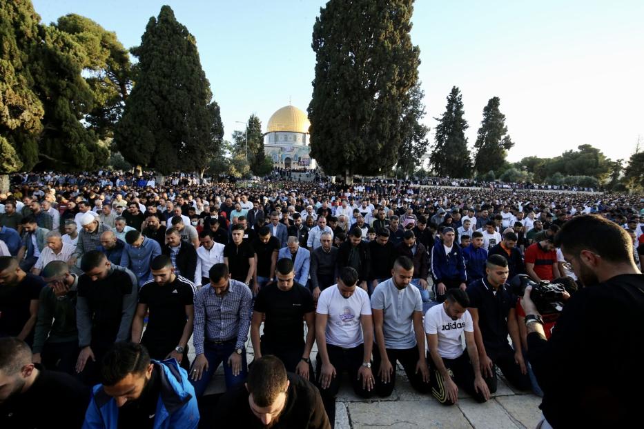 Cem mil fiéis realizam orações do Eid na mesquita de Al-Aqsa. 13 de maio de 2021 [Mostafa Alkharouf/ Agência Anadolu]
