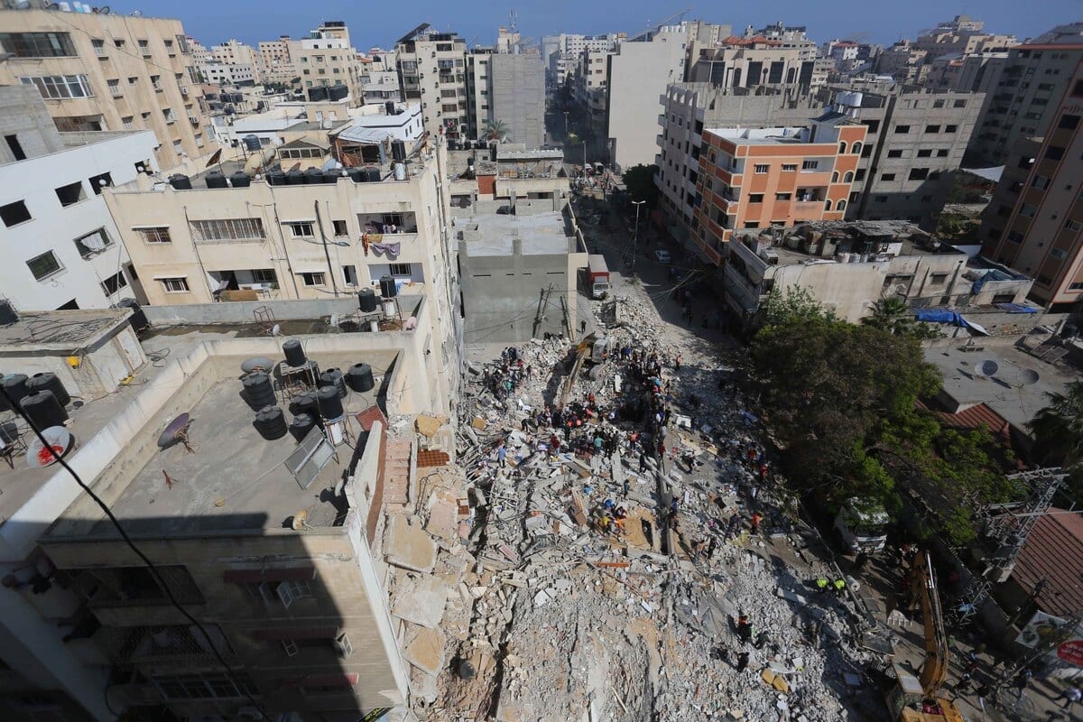 Trabalhos de busca e resgate são realizados depois que ataques aéreos do exército israelense atingiram prédios residenciais em Gaza, em 16 de maio de 2021 [Ashraf Amra/Agência Anadolu]