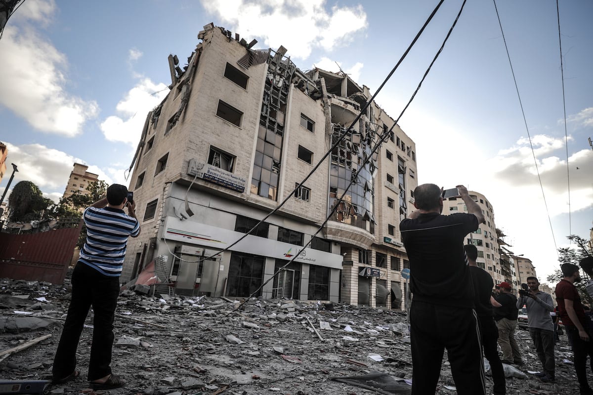 O Ministério da Saúde na Faixa de Gaza reportou hoje (18) que seu laboratório central permanece inoperante pelo segundo dia consecutivo, devido aos bombardeios israelenses sobre o território palestino sitiado.
