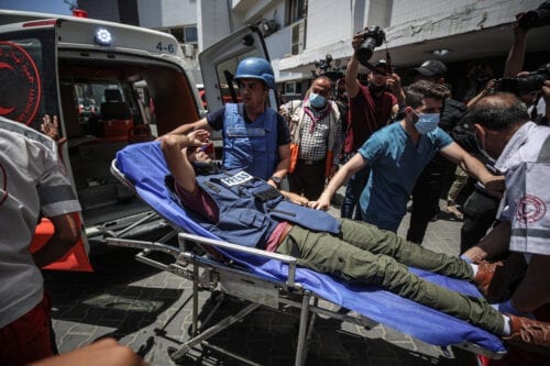 Mohammad Dahlan, fotógrafo da Agência Anadolu, após ser atingido por estilhaços de um míssil israelense, 19 de maio de 2021 [Ali Jadallah / Agência Anadolu]