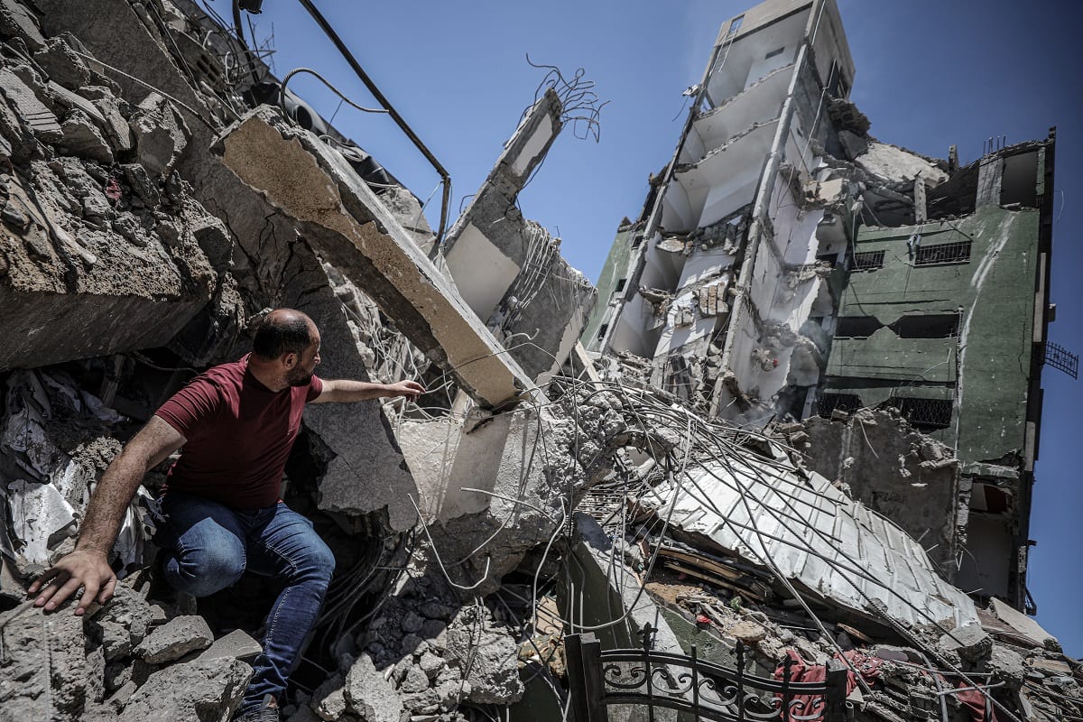 Jornalista palestino Alaa Shamali em meio aos escombros de sua casa, na Faixa de Gaza [Ali Jadallah/Agência Anadolu]صواريخ مقاتلة إسرائيلية مثّلت صافرة البداية لشوط ثان من معاناة هذا الصحفي المختص بالشأن الرياضي. ( Ali Jadallah - وكالة الأناضول )
