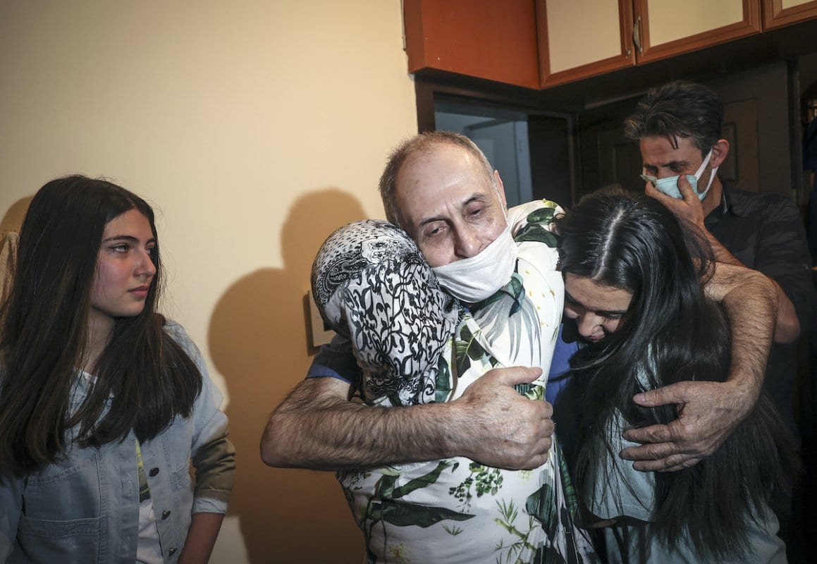 O empresário turco Vakkas Orhan (centro), libertado da prisão síria após uma década, é recebido por sua família quando Orhan retornou à Turquia, em 19 de maio de 2021 [Halil Sağırkaya/Agência Anadolu]