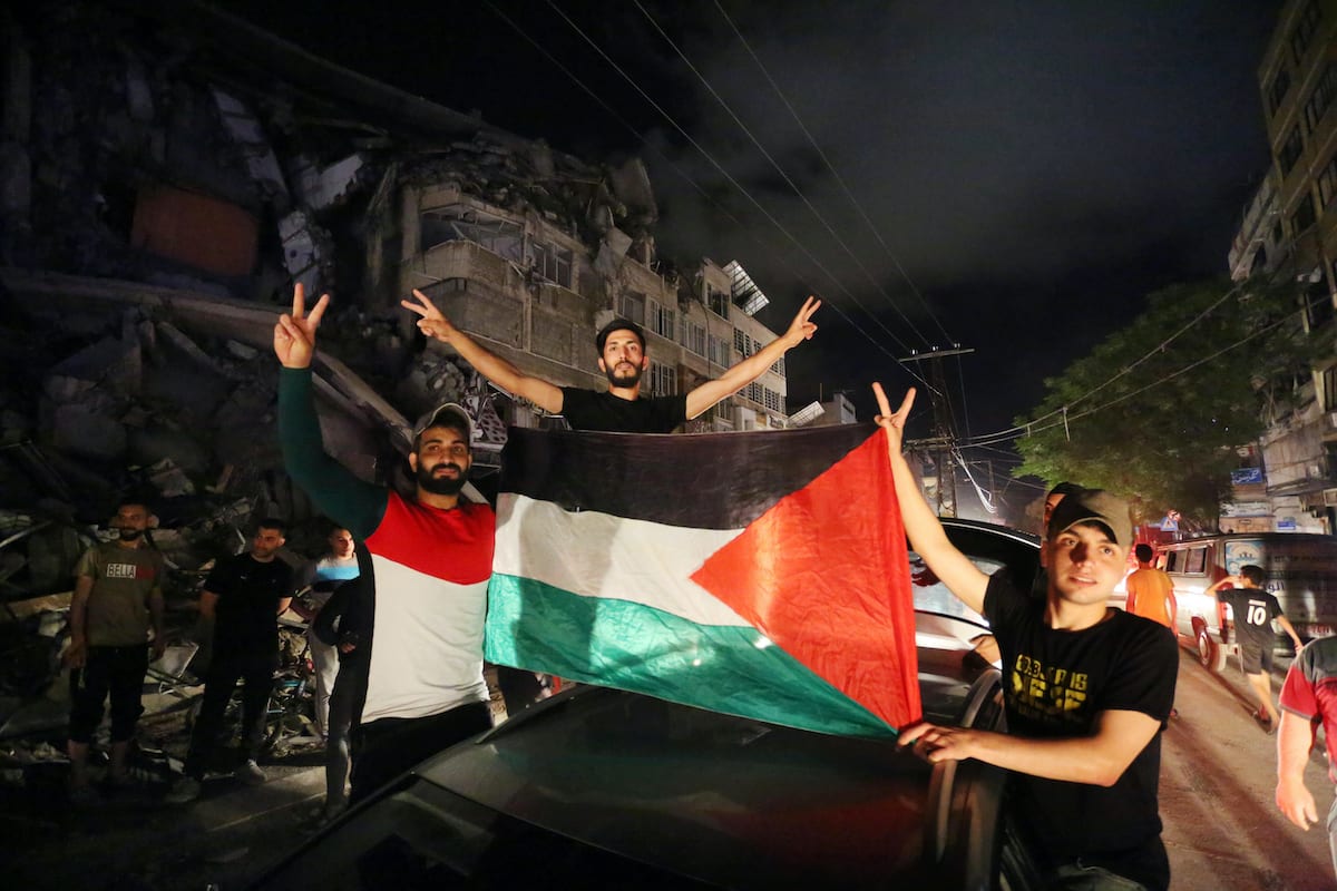 Palestinos tomam as ruas depois que acordo de cessar-fogo "mútuo e simultâneo" entre Israel e Hamas entrou em vigor às 2h da manhã de sexta-feira (23:00 GMT quinta-feira), encerrando o conflito de 11 dias, na Cidade de Gaza, Gaza em 21 de maio de 2021 [Ashraf Amra - Agência Anadolu]
