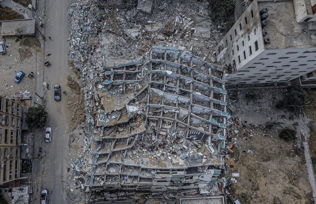 Vista aérea dos destroços do edifício Cela, de treze andares, que abrigava escritórios da imprensa internacional, após onze dias de bombardeios israelenses contra a Faixa de Gaza, em 23 de maio de 2021 [Ali Jadallah/Agência Anadolu]