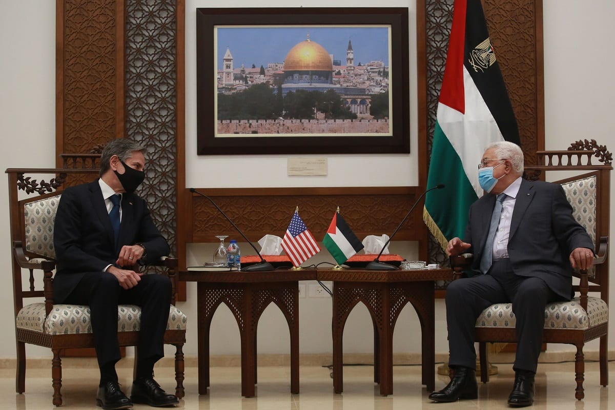Secretário de Estado dos EUA, Anthony Blinken, e o presidente palestino, Mahmoud Abbas, encontram-se em Ramallah [Issam Rimawi/Agência Anadolu]
