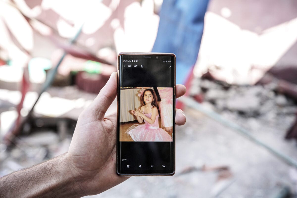 Membro da família Ebu Dayir inspeciona os danos deixados no quintal de sua casa após os bombardeios israelenses em Gaza, 29 de maio de 2021 [Ali Jadallah/Agência Anadolu]