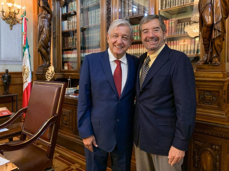 O presidente mexicano, López Obrador, e o embaixador do país na ONU, ao celebrar indicação para o Conselho de Segurança da ONU, em julho de 2019 [Presdiência do Mèxico]
