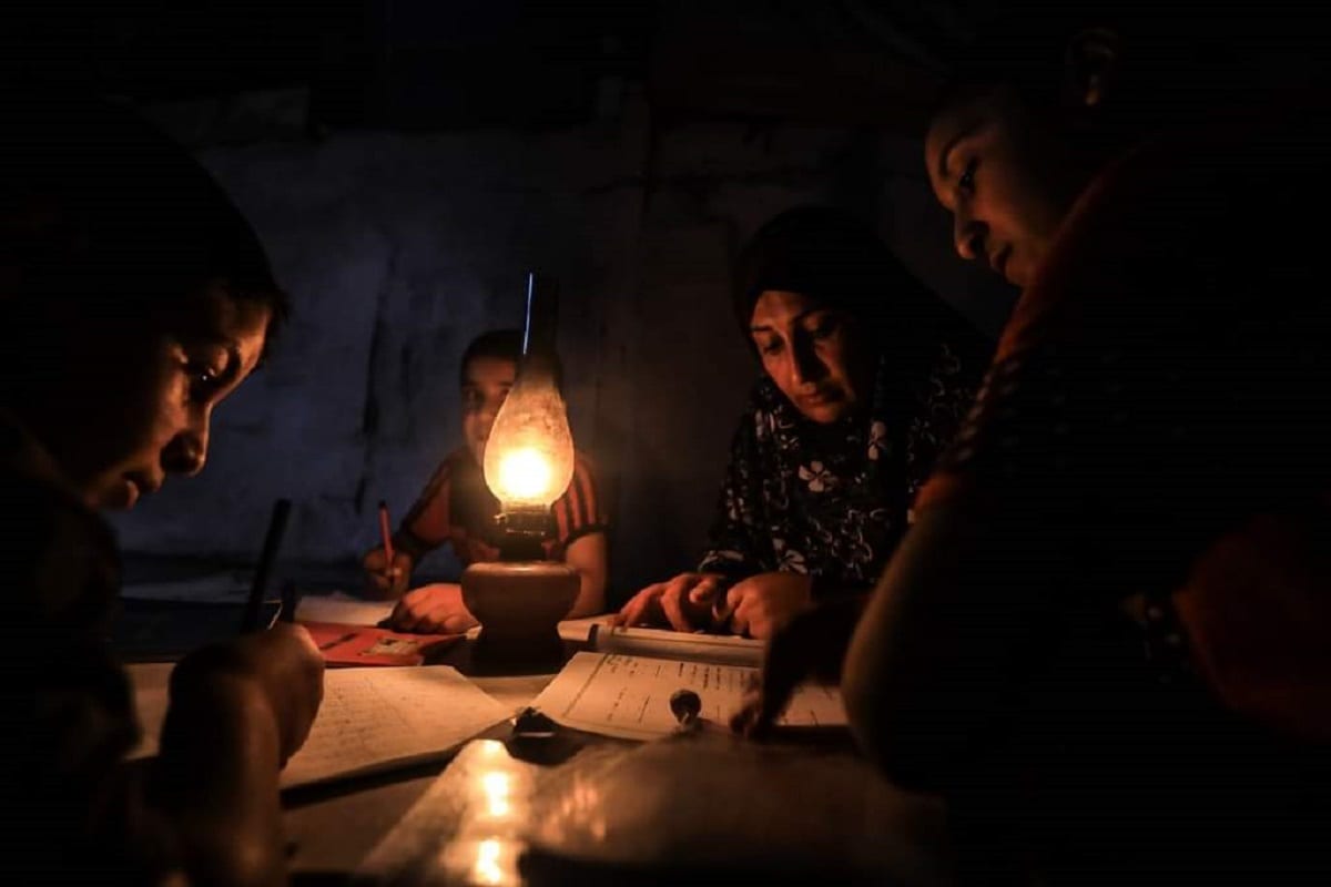 Família sem eletricidade na Faixa de Gaza [Mídia social]
