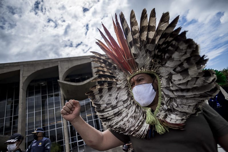 Ato indígena para denunciar os projetos de exploração de suas terras pela mineração e pelo agronegócio, em Brasília, dia 20 de abril de 2021 [Mídia Ninja]
