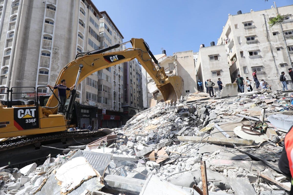 Ataques aéreos israelenses deixam destroços em Gaza [Mohammed Asad/Monitor do Oriente Médio]
