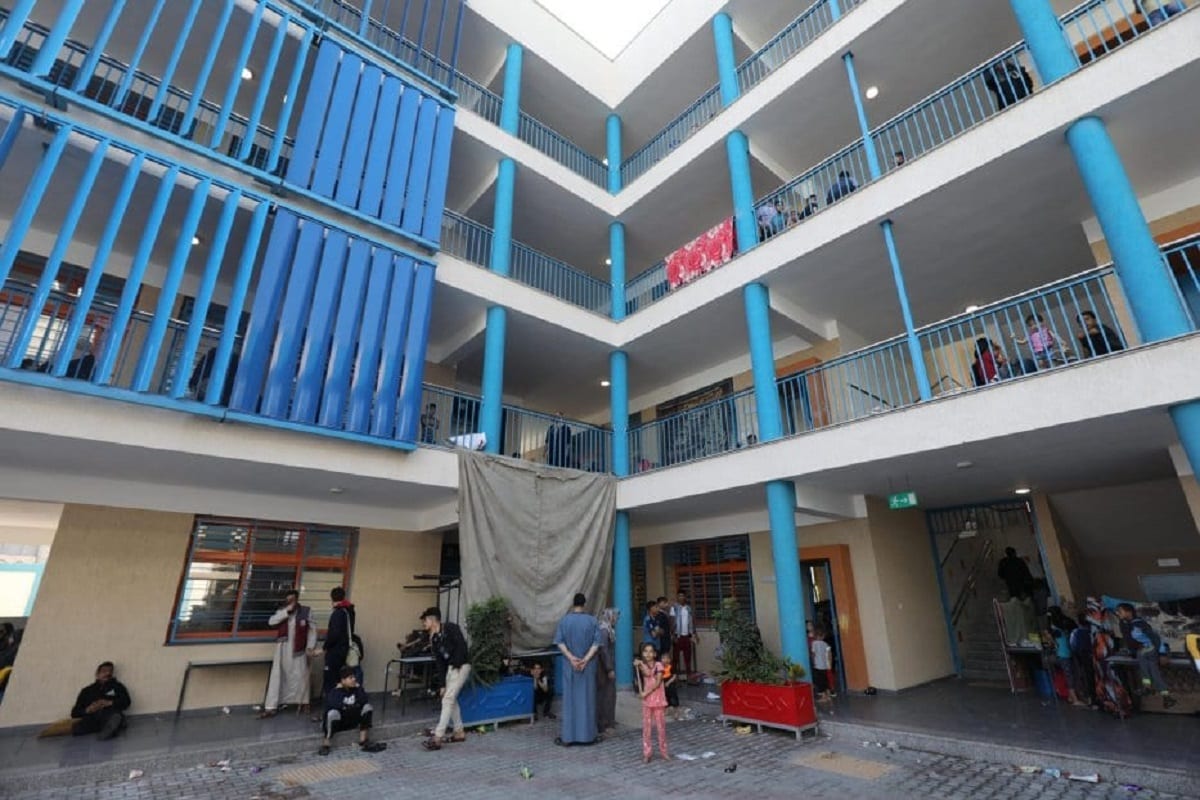 Palestinos dirigem-se às escolas da UNRWA em busca de refúgio enquanto a campanha de bombardeio israelense continua [Mohammed Asad/Monitor do Oriente Médio]
