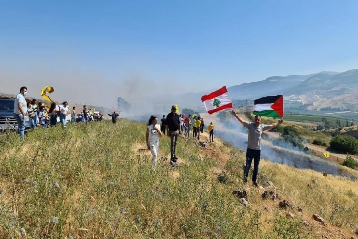 Uma foto do Líbano de uma manifestação de vários jovens na fronteira com a Palestina
(AliRida_SB / Twitter)
