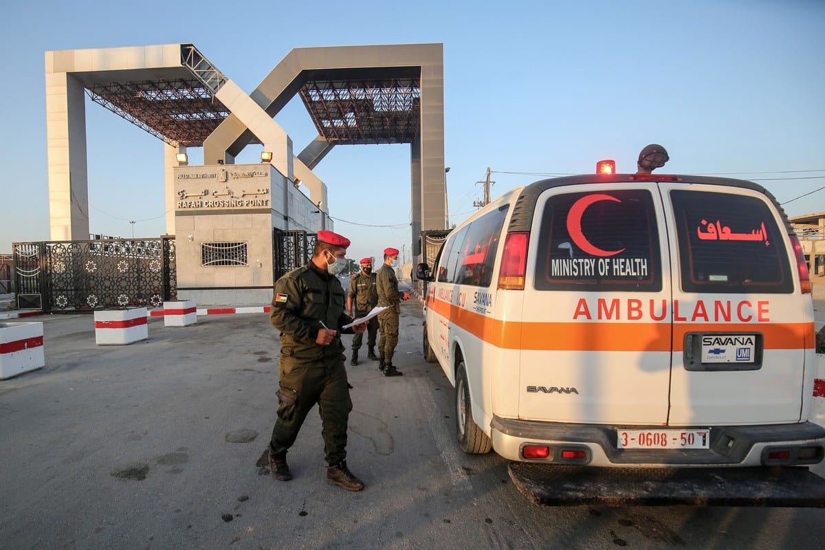 Ambulâncias levando palestinos feridos para o Egito para tratamento chegam à passagem de Rafah em 27 de setembro de 2020 [Said/ AFP / Getty Imagens]
26 de maio de 2021 às 13h

