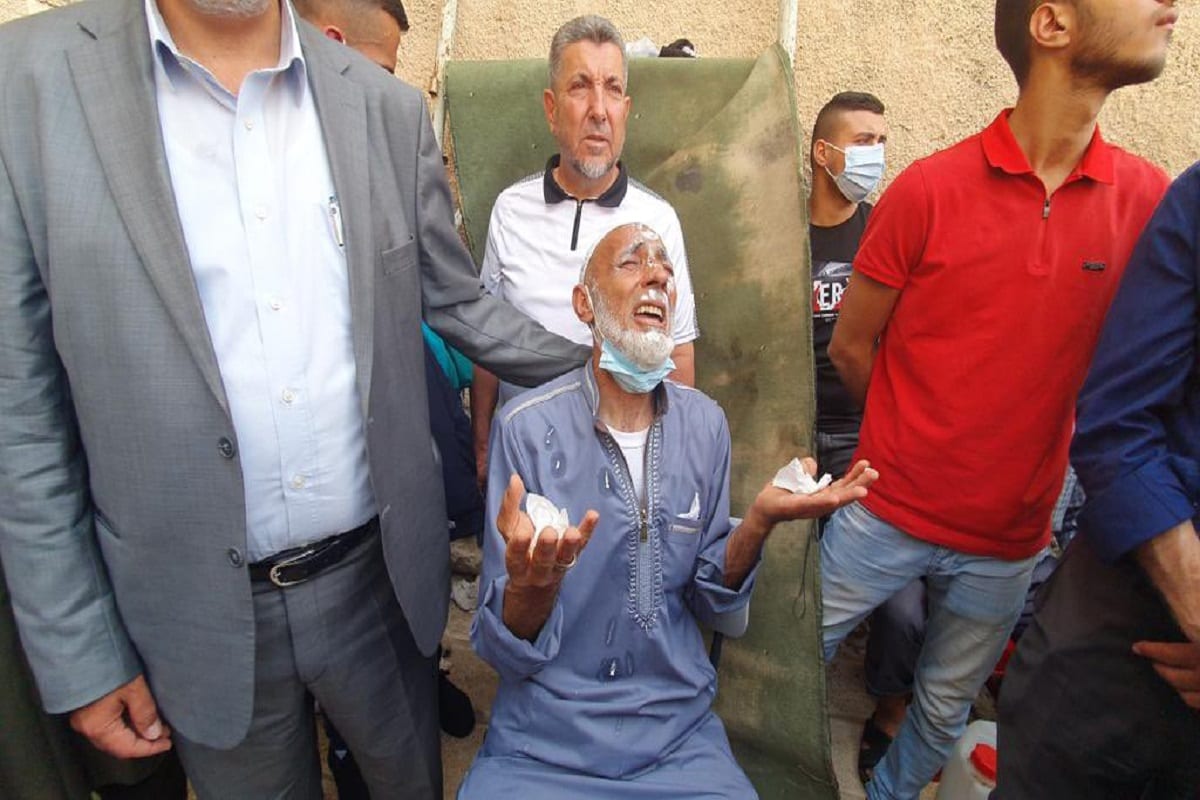 Palestino ora pela proteção da resistência contra  os ataques da ocupação israelense. Em 10 de maio de 2021 [Screen Mix/Twitter]