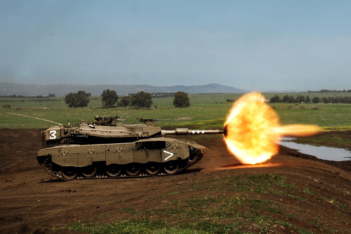 Um tanque israelense atira um projétil em um alvo específico, março de 2008 [Wikimedia]