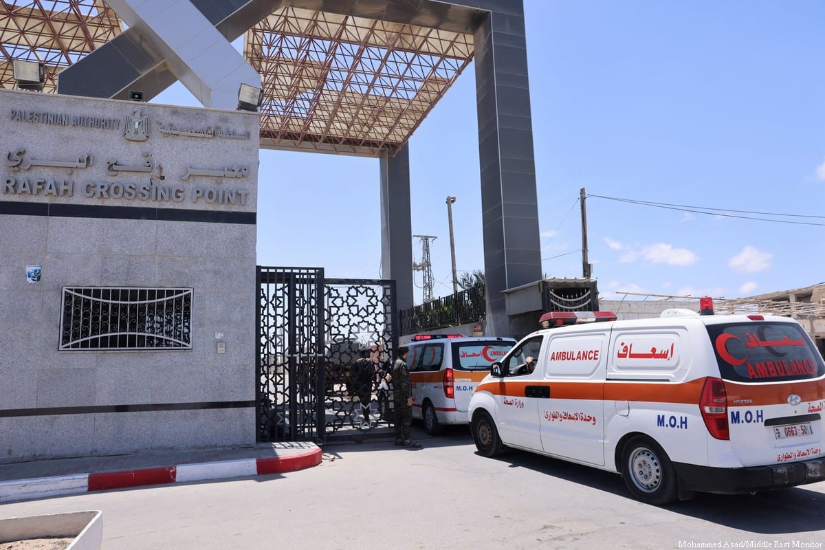 Ambulâncias que evacuam palestinos feridos para o Egito para tratamento chegam ao cruzamento da fronteira de Rafah, em 17 de maio de 2021 [Diz Khatib/AFP/Getty Images]
