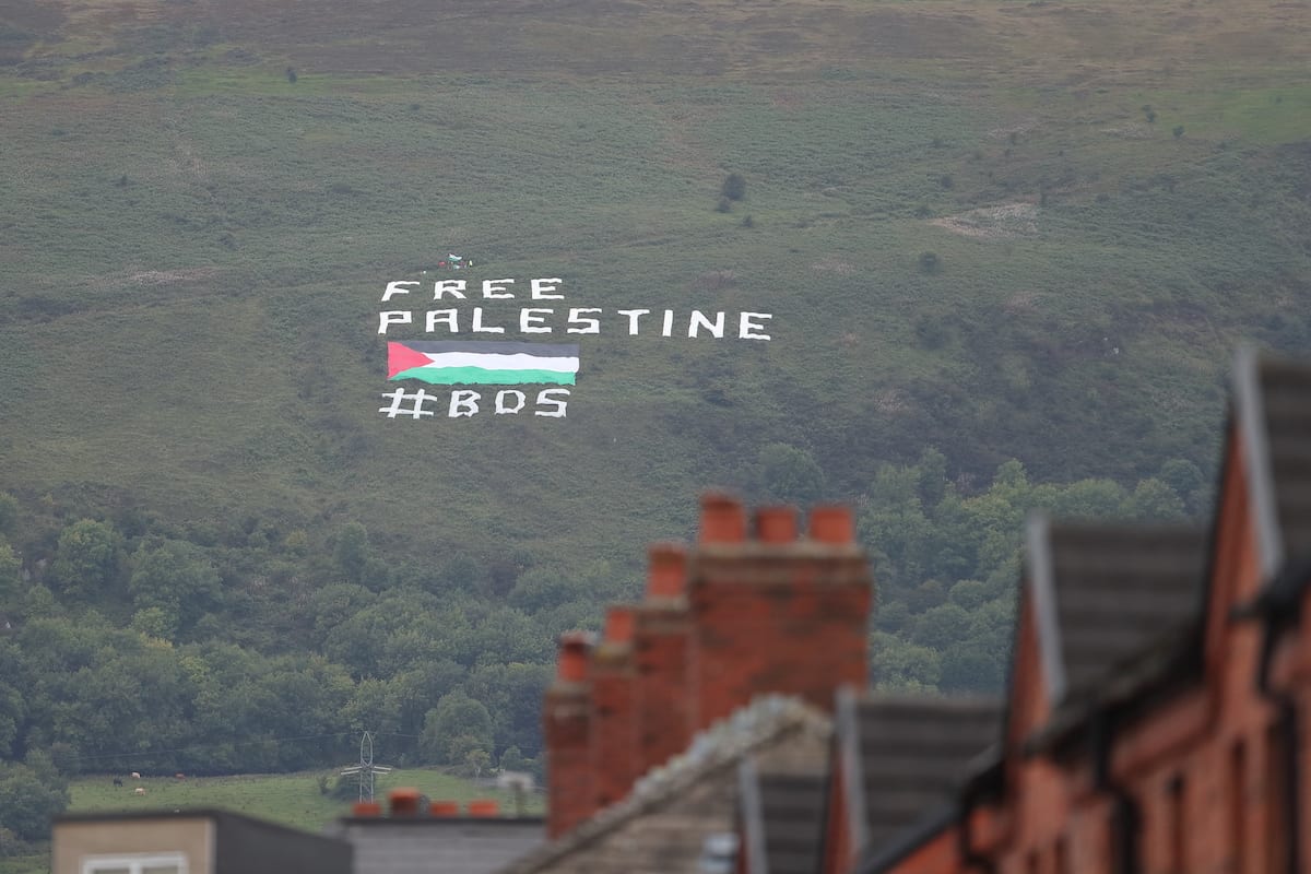 Manifestantes exibem bandeiras palestinas em protesto contra o apartheid israelense em Belfast, Irlanda do Norte, 5 de fevereiro de 2019 [Clodagh Kilcoyne/Getty Images]