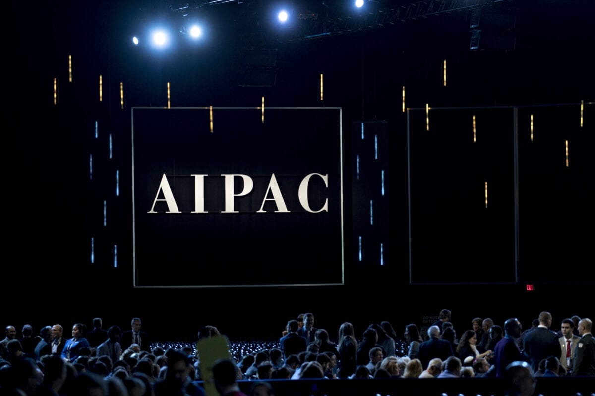 O logotipo da AIPAC é exibido durante a conferência de política em Washington, D.C., EUA, em 25 de março de 2019 [Andrew Harrer/Bloomberg via Getty Images]

