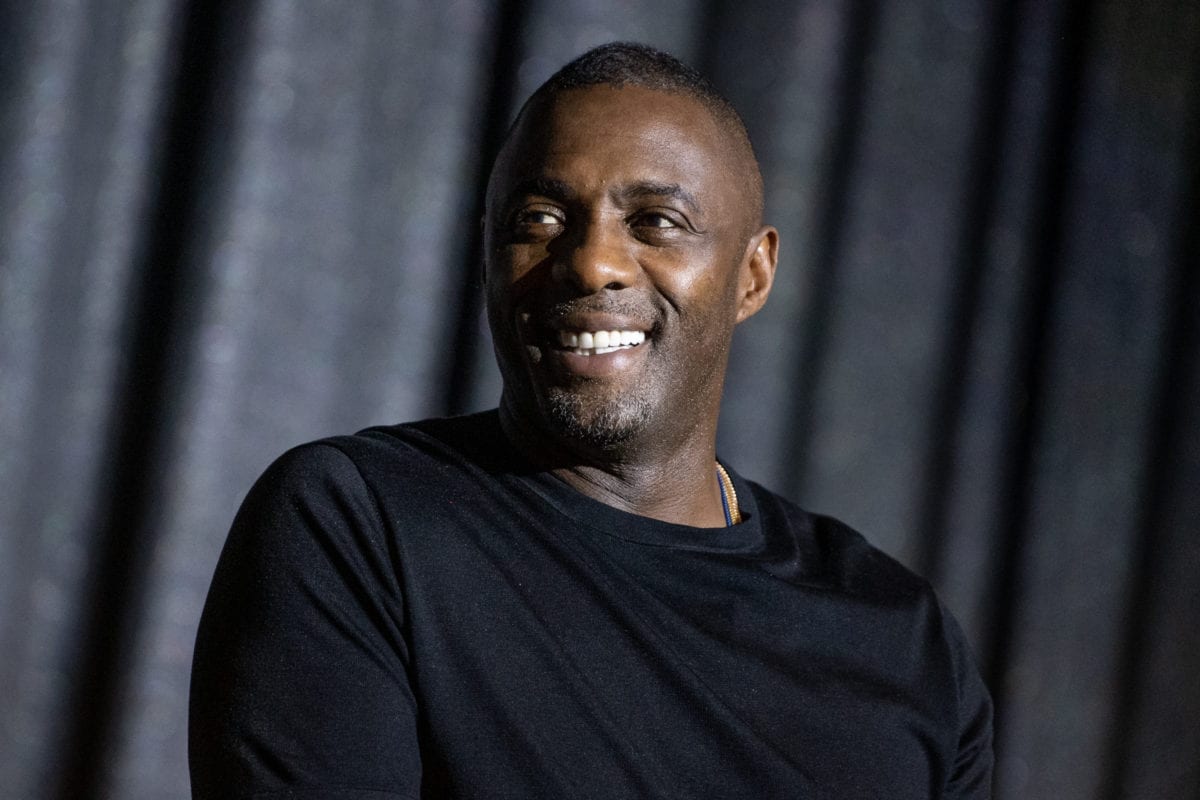 Idris Elba durante evento de apresentação do filme ‘Turn Up Charlie’, produção do Netflix, no Centro de Design do Pacífico, em Hollywood, Califórnia, 2 de março de 2019 [Emma McIntyre/Getty Images]