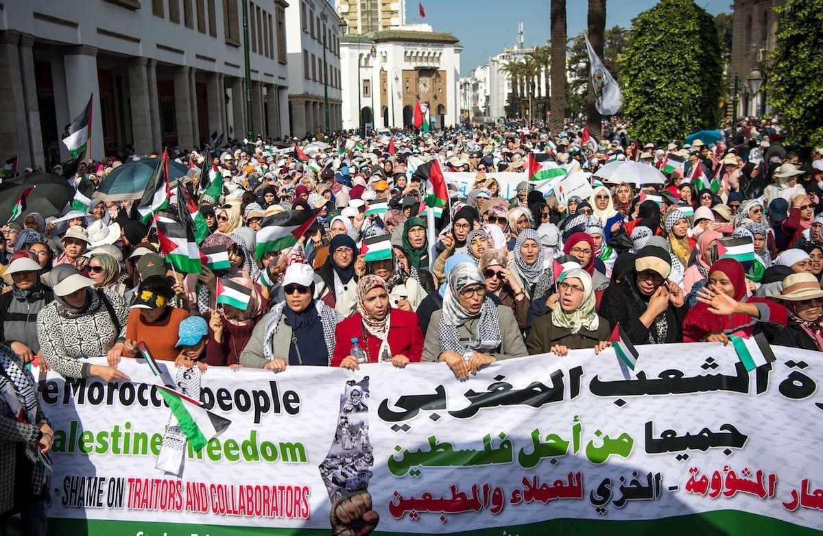 Marroquinos marcham durante manifestação contra o plano de paz dos Estados Unidos para o Oriente Médio na capital Rabat, em 9 de fevereiro de 2020. [FADEL SENNA / AFP via Getty Images]