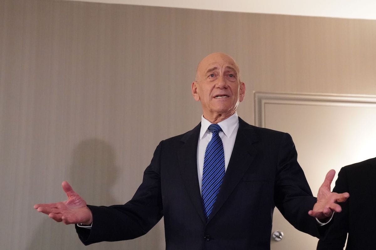 Ex-Primeiro-Ministro de Israel Ehud Olmert durante apresentação do ‘plano de paz’ do então Presidente dos Estados Unidos Donald Trump para o Oriente Médio, em Nova York, 11 de fevereiro de 2020 [Bryan R. Smith/AFP via Getty Images]