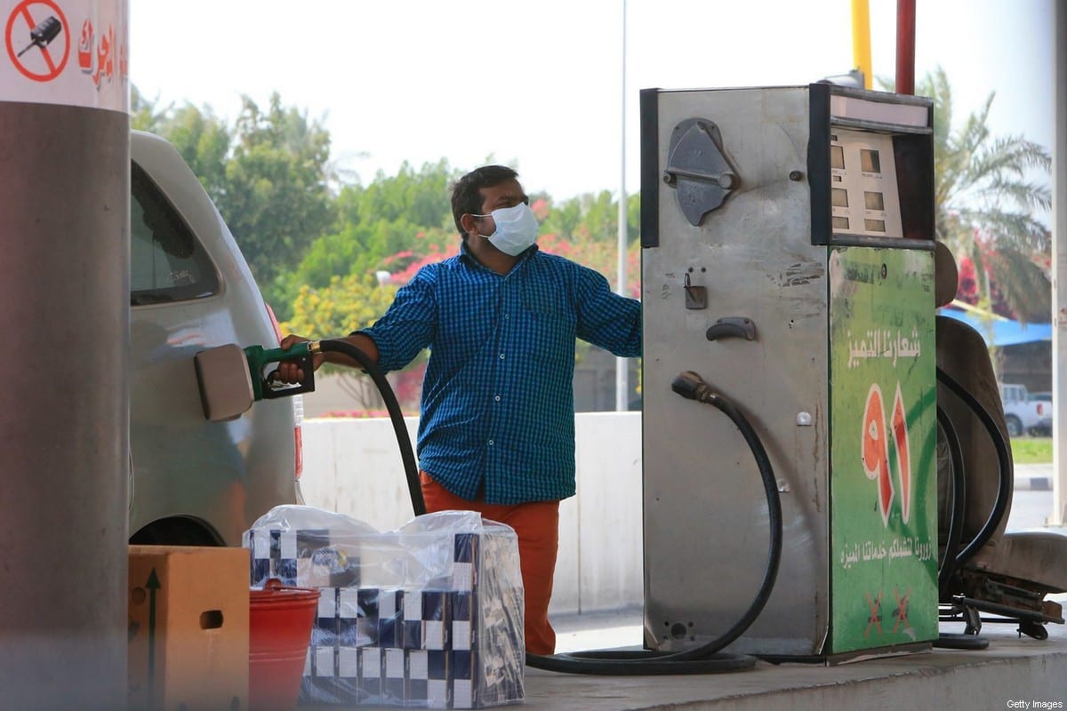 Trabalhadores estrangeiro em um posto de gasolina de Riad, capital da Arábia Saudita, 9 de março de 2020 [STR/AFP/Getty Images]
