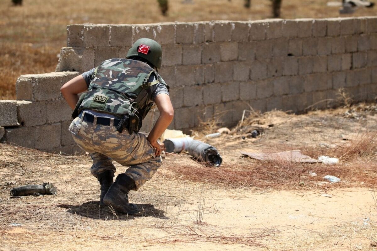 Um desminador militar turco procura minas terrestres na área de Salah al-Din, ao sul da capital da Líbia, Trípoli, em 15 de junho de 2020 [Mahmud Turkia/AFP via Getty Images]