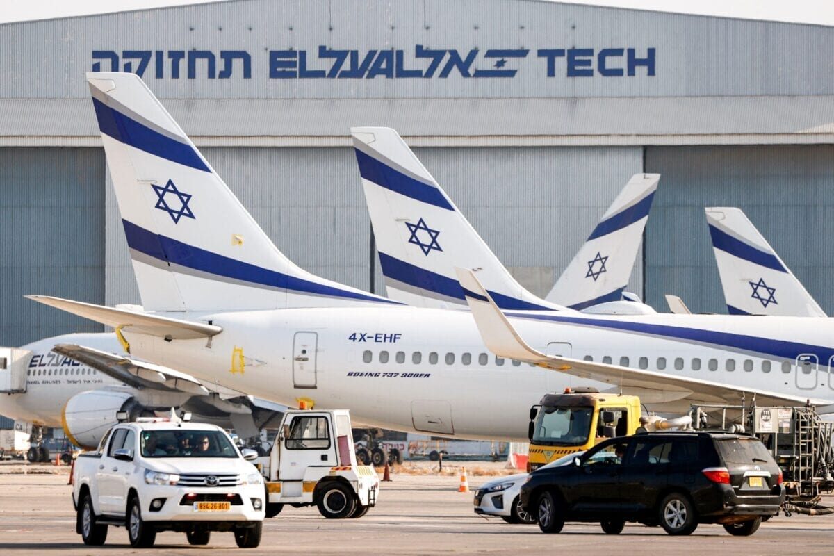 A foto tirada em 3 de agosto de 2020 mostra a cauda de uma aeronave Boeing 737-958 da companhia aérea israelense El Al na pista do Aeroporto Ben Gurion de Israel em Lod, a leste de Tel Aviv [Jack Guez/AFP via Getty Images]