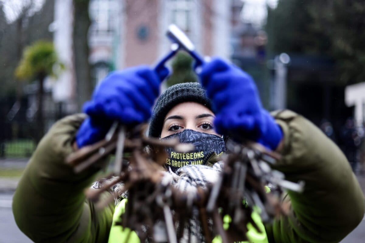 Ativista da ong de direitos humanos Anistia Internacional durante um ato em frente à embaixada da Arábia Saudita em Bruxelas, Bélgica, 8 de janeiro de 2021 [Kenzo Tribouillard/AFP via Getty Images]
