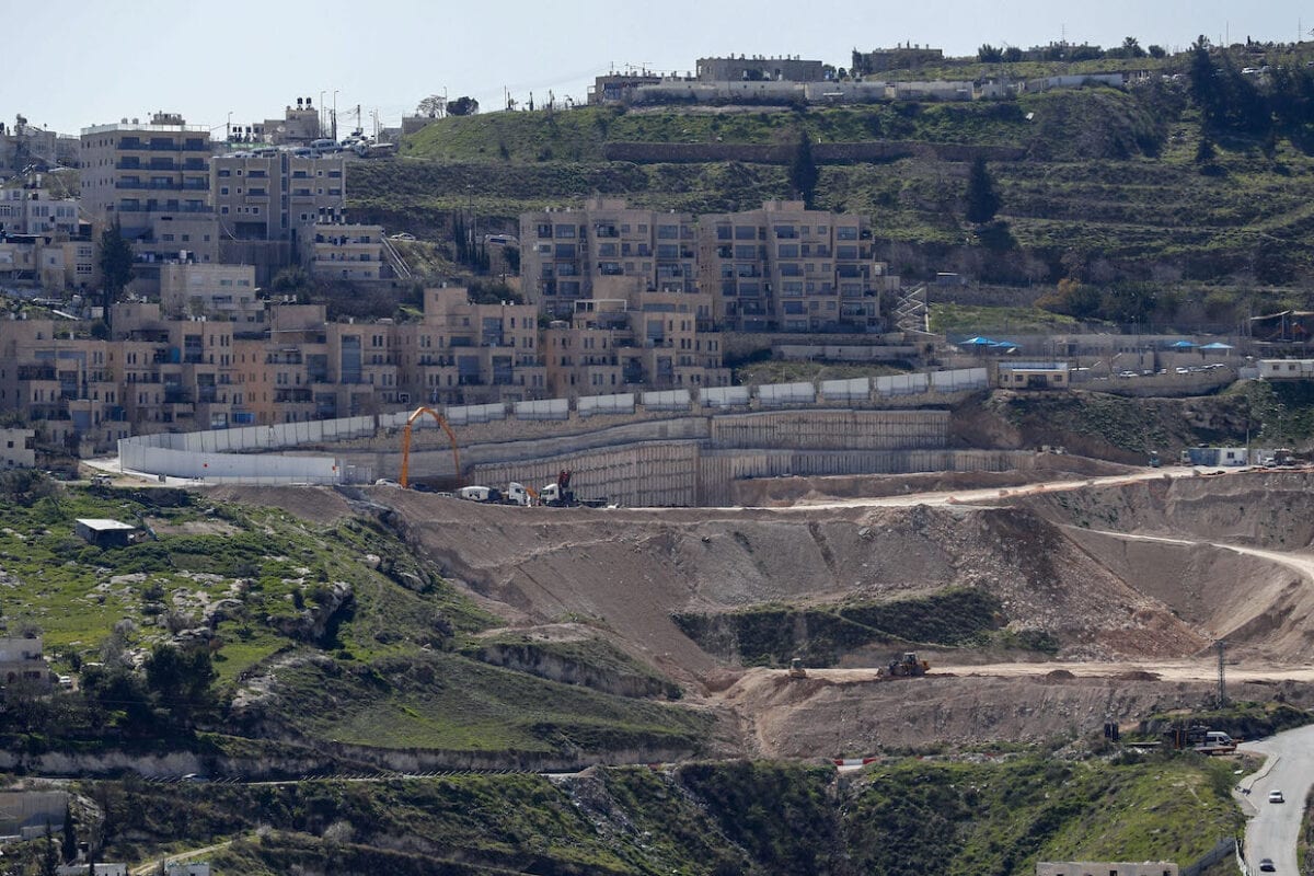 Uma visão do trabalho de construção em andamento em Nof Zion, um assentamento judeu no setor oriental anexado a Israel em Jerusalém, em 16 de fevereiro de 2021 [Ahmad Gharabli/AFP via Getty Images]