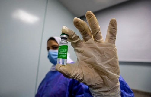 Um trabalhador médico egípcio segura um frasco da vacina Oxford-AstraZeneca contra a covid-19, em 4 de março de 2021, no Cairo, Egito [Khaled Desouki/AFP via Getty Images]