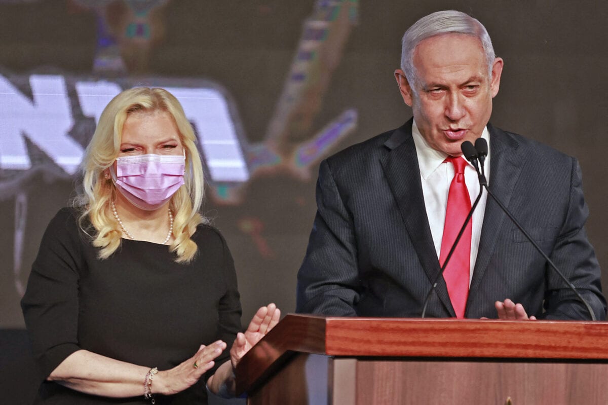 O primeiro-ministro israelense Benjamin Netanyahu, líder do partido Likud, aparece com sua esposa Sara em março 24 de 2021 [Menahem Kahana/ AFP via Getty Images]
