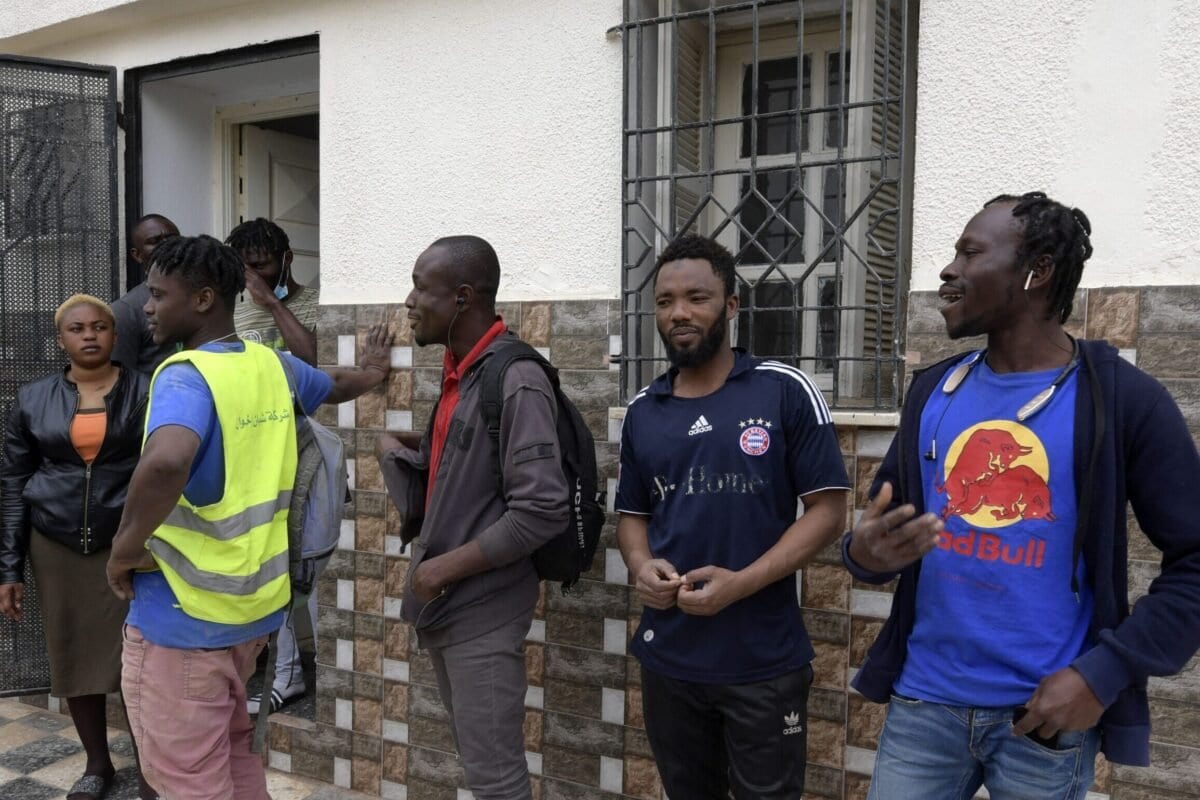 Refugiados africanos esperam para atravessar à Europa, na cidade costeira de Sfax, Tunísia, 22 de abril de 2021 [Fethi Belaid/AFP via Getty Images]