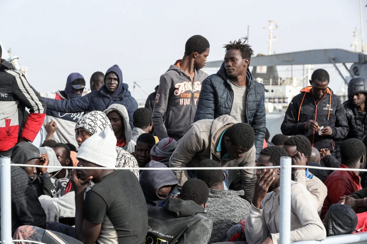 Migrantes chegam à base naval na capital líbia de Trípoli em 29 de abril de 2021 [Mahmud Turkia/ AFP via Getty Images] 
