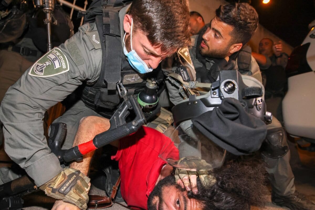 Forças israelenses detêm um cidadão palestino durante protesto das famílias de Sheikh Jarrah contra ordens de despejo da ocupação, em Jerusalém Oriental, 4 de maio de 2021 [Ahmad Gharabli/AFP via Getty Images]