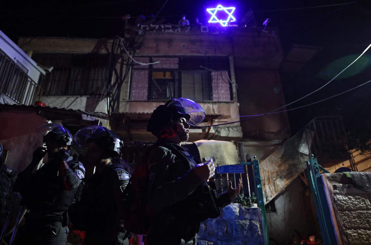 Polícia da ocupação israelense reprime protestos contra o despejo de famílias palestinas de Sheikh Jarrah, como parte dos esforços sionistas para tomar controle de Jerusalém Oriental, em 5 de maio de 2021 [Emmanuel Dunand/AFP via Getty Images]
